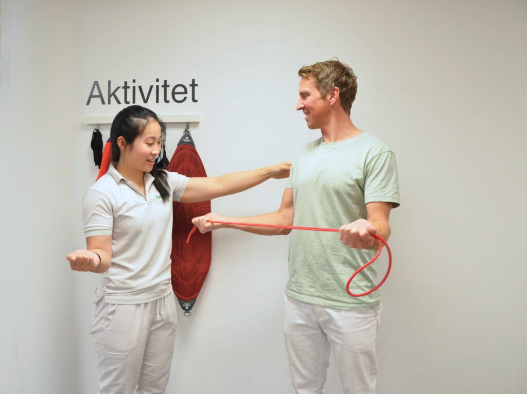 Enkel instruksjon av øvelse med behandler og pasient